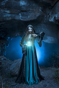 女巫与魔球在她的手中引起精神