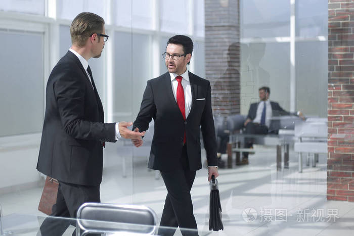 经理在银行办公室会见客户