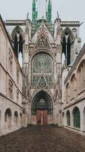 通往法国诺曼底鲁昂大教堂侧入口的街景