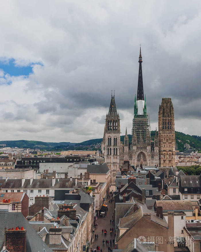 法国鲁昂市中心的中世纪街道和建筑上鲁昂大教堂的塔楼和正面