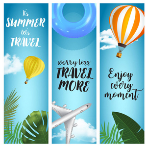 设置矢量垂直夏季旅游横幅与彩色气球, 充气环, 平面和棕榈叶