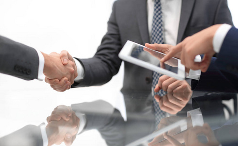 两位自信的商人在一次会议上握手。