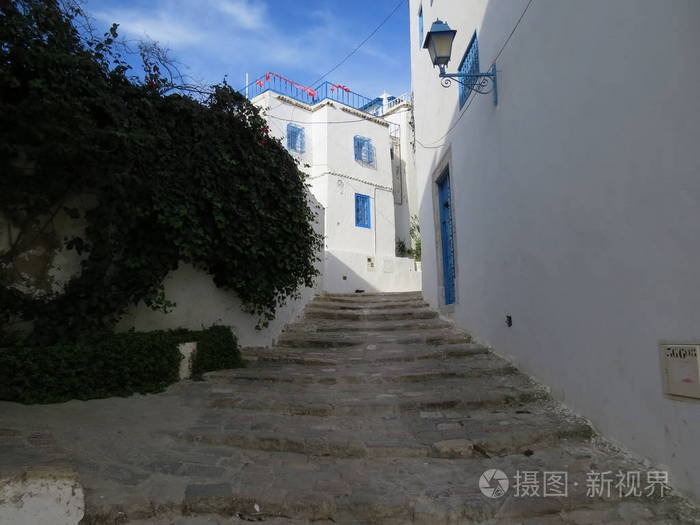 西迪布说，法卢兹村有着传统的突尼斯建筑。 白色墙壁蓝色百叶窗和屋顶