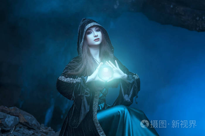 女巫与魔球在她的手中引起精神
