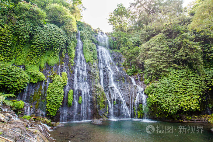 印度尼西亚巴厘岛北部的Banyumala双瀑布，瀑布分布在绿色热带树木和植物之间