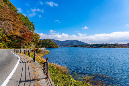 美丽的风景道，环绕着秋日日本山田湖