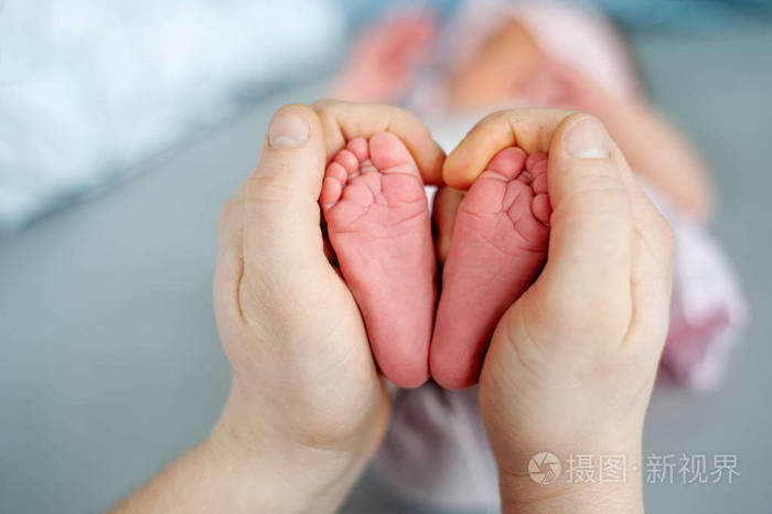 宝宝的脚在妈妈手里妈妈和她的孩子幸福的家庭观念美丽的产妇概念形象