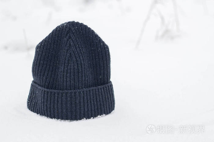在下雪的天气里, 冬天的男装帽子近在咫尺