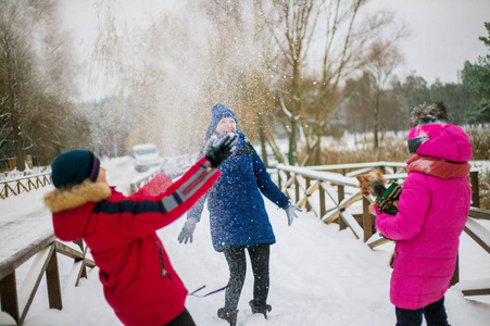 孩子们冬天在公园里玩雪。