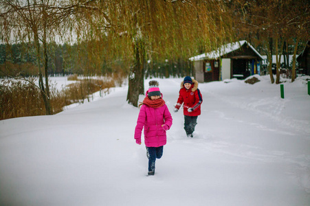 孩子们冬天在公园里玩雪。