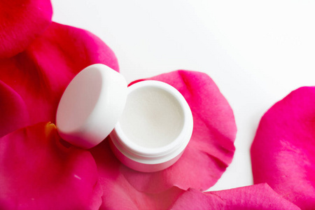 美容霜罐子和玫瑰花瓣化妆品与花卉风格的概念，优雅的视觉。