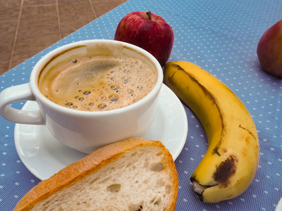 紧急早餐咖啡水果面包