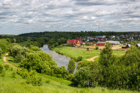 查看克里夫斯科耶村博罗夫斯克地区俄罗斯。 从Protva河高岸的景色