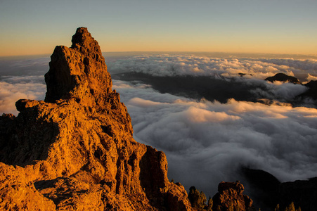 西班牙大加那利岛2018年11月6日 在云中阳光下的罗克努布洛山的早晨景观