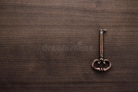 木桌上的旧铜钥匙
