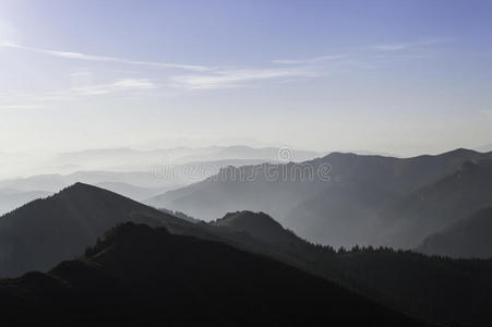 阳光明媚的山间夏日美景图片