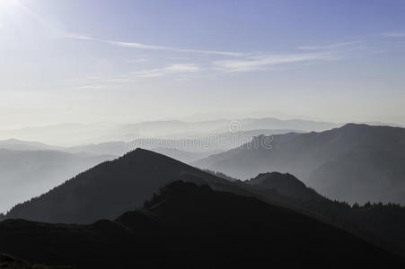 阳光明媚的山间夏日美景图片