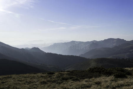 阳光明媚的山间夏日美景图片