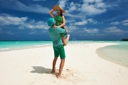 马尔代夫海滩上的一对绿色情侣