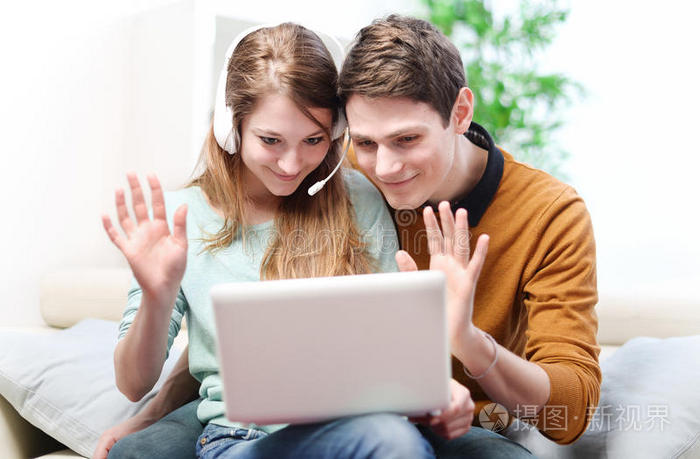 快乐的年轻夫妇通过电脑和视频聊天