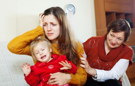 成熟的女人抚慰有孩子的成年女儿