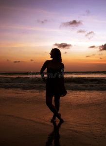 日落海滩上的女孩