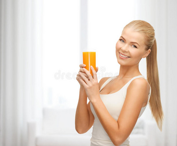 微笑的女人拿着一杯橙汁