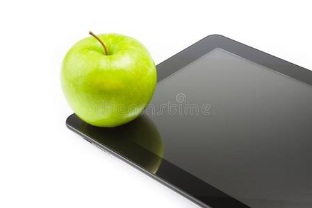 数字平板电脑上的绿色苹果，白色背景，文本空白