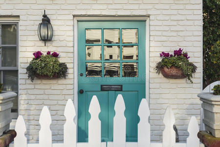 一个古典家庭的蓝绿色前门
