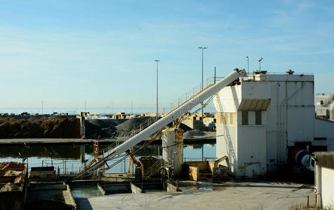 码头进口砂石分级溜槽及机械图片