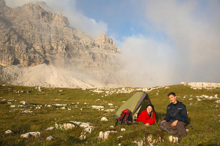 年轻人在山上徒步旅行时露营