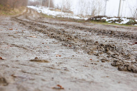 路边泥泞积雪的乡村公路