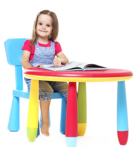 孩子坐在桌子旁看书