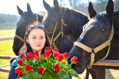 美丽的年轻女子，玫瑰和黑马