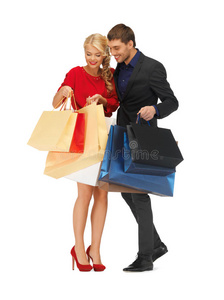 男人和女人拿着购物袋