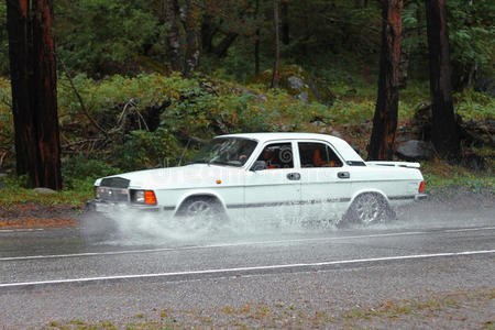 汽车在高速公路上的水坑里行驶图片