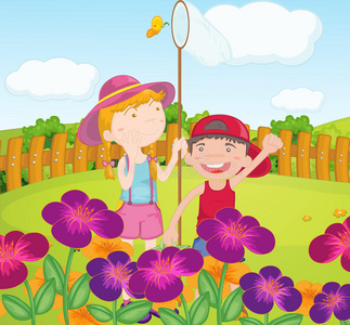 孩子们在花园里捉蝴蝶