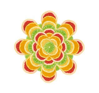 切片柠檬橙和红色葡萄柚的花平躺和俯视。 在白色背景下分离的柑橘类水果的宏观照片