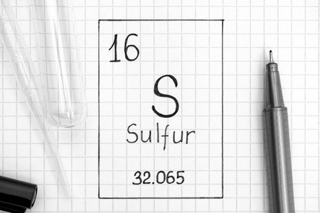 元素的周期表。 手写化学元素硫与黑色笔试管和吸管。 快关门。