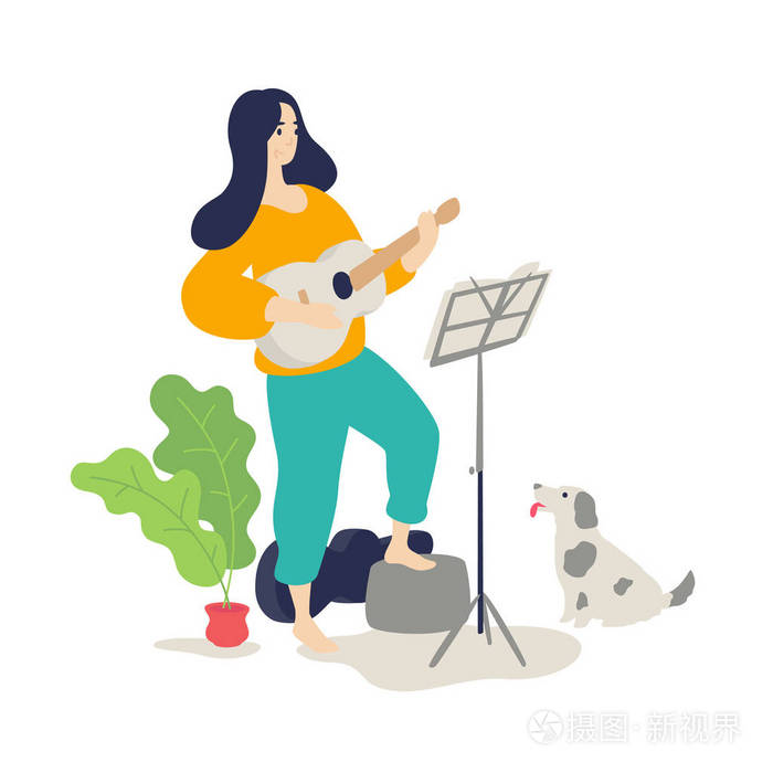 一个女孩弹声吉他的插图。 矢量。 平面卡通风格。 音乐课。 狗在乐器上听女主人的游戏。 在家教育和学习。 爱好。