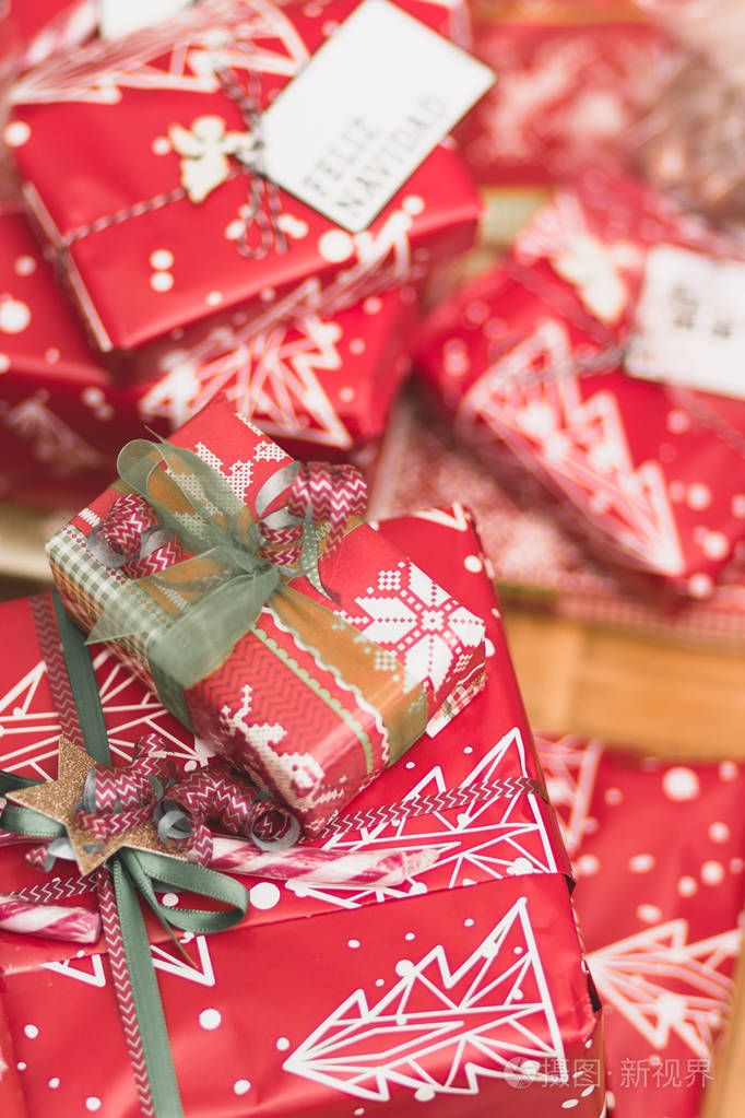 大大小小的红色和金色礼品盒，圣诞玩具隔离开来