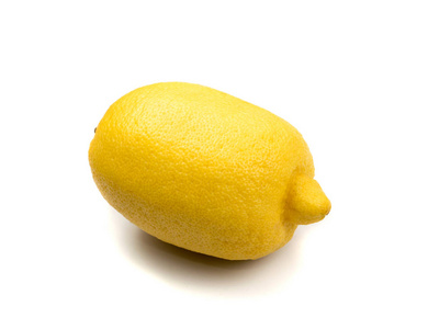 全黄柠檬与绿叶隔离在白色背景与剪裁路径。 平躺和俯视水果