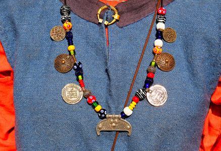 手工制作的金属纪念珠，具有古代标志和符号的形象