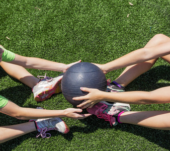 做仰卧起坐的运动图片