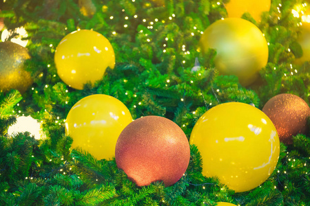 五颜六色的球在圣诞树上装饰新年。