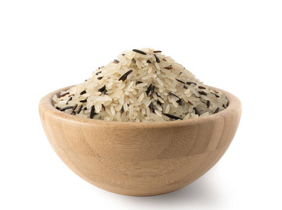 在白色背景上分离的圆木碗中的生干黑野米和熟长粒白米堆