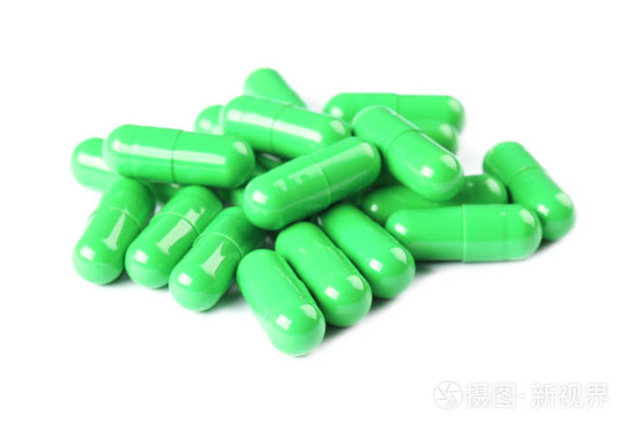 白色背景上的一堆绿色药丸