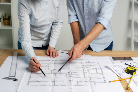 衬衫测量裁剪两个建筑的专家设计师在正式服装衬衫站在工作站上隔板