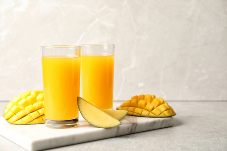 新鲜芒果饮料和切水果在桌子上。 文本空间