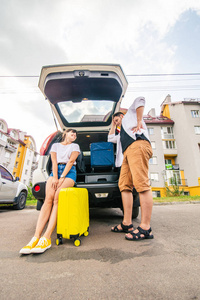 汽车后备箱里的几个包装袋。 公路旅行。 汽车旅行